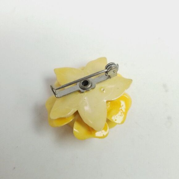 Vintage Yellow Plastic Flower Brooch, Light weight, 3D Design, Retro 60s 70s - Picture 4 of 5